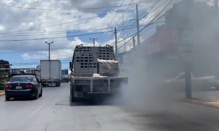 Camión materialista contamina Saltillo