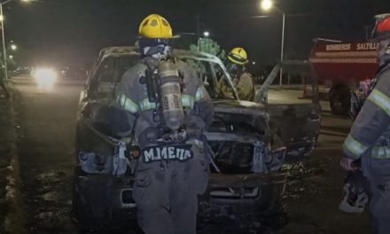 Camioneta queda en cenizas tras un incendio por una falla mecánica en Saltillo