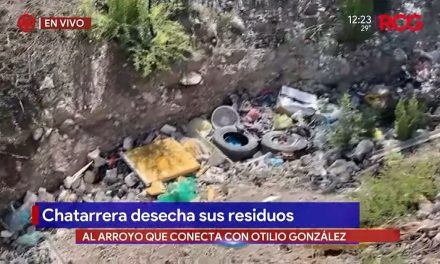Chatarrera tira residuos al arroyo en el suroriente de Saltillo
