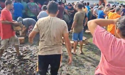 Se registra rapiña tras volcadura de tráiler cervecero en la Victoria-Monterrey