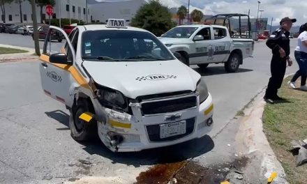 Choque entre dos taxis deja cuantiosos daños materiales en Saltillo