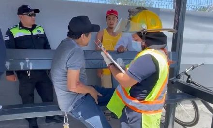 Saltillo: Ciclista provoca su propio accidente, al invadir carril y termina lesionado.