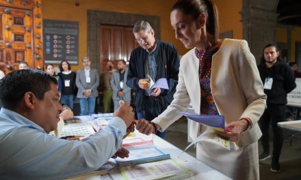 Claudia Sheinbaum participa en histórica elección judicial