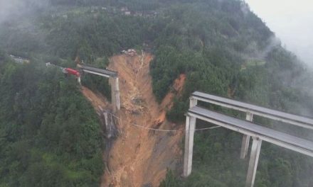 Colapsó una autopista por las lluvias en China y un camión quedó colgando