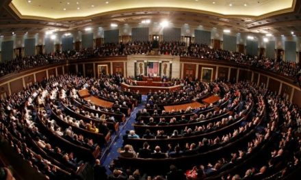 Congresistas condenan ataque de Trump a Irán; exigen autorización del Congreso