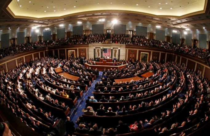 Congresistas condenan ataque de Trump a Irán; exigen autorización del Congreso