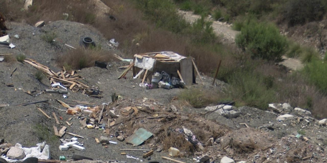 Construyen en márgenes de arroyo el cauce lo rellenan con escombro y basura