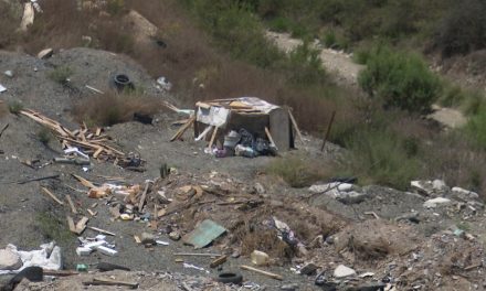 Construyen en márgenes de arroyo el cauce lo rellenan con escombro y basura