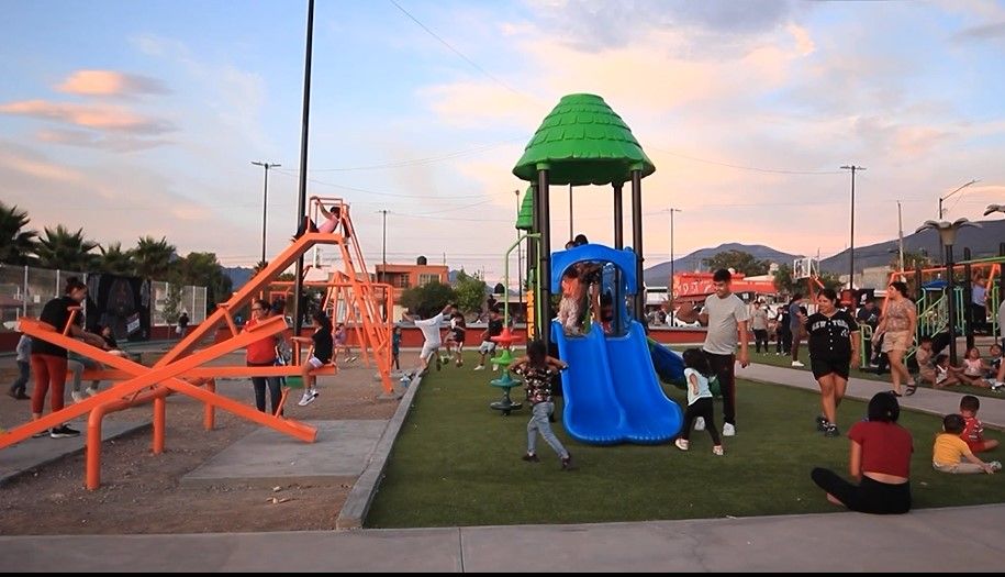Disfrutan miles de saltillenses la plaza Mirasierra Spurs