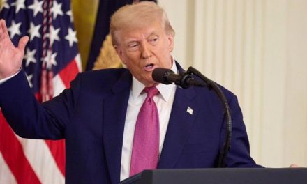 Trump celebra su cumpleaños con un imponente desfile militar entre protestas nacionales