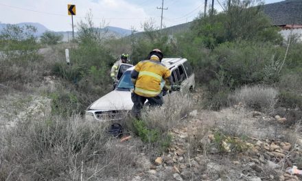 Ebrios salen del camino en la carretera antigua a Monclova
