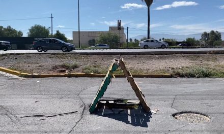 El hundimiento de un registro es cubierto con dos tarimas de madera en bulevar Carranza