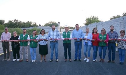 Entrega el alcalde de Monclova una obra de pavimentación en colonia