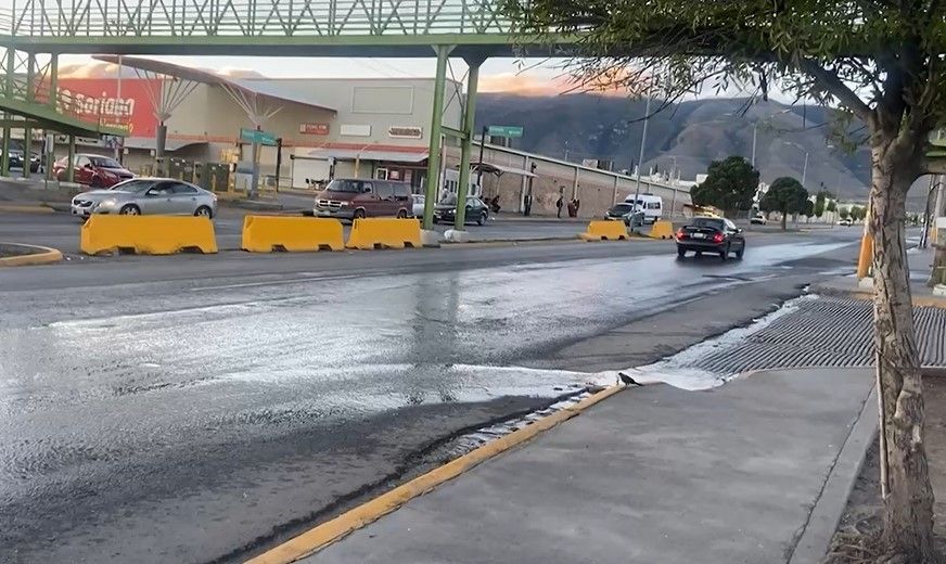 Todo un foco de infección provocan aguas negras en el bulevar Mirasierra