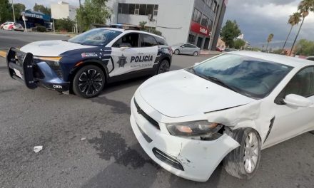 Ignora luz roja y provoca fuerte choque en el centro de Saltillo