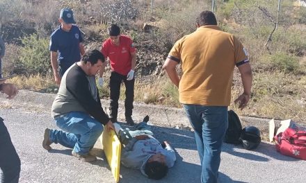Joven motociclista se impacta con un taxi y termina lesionado en un hospital en Parras