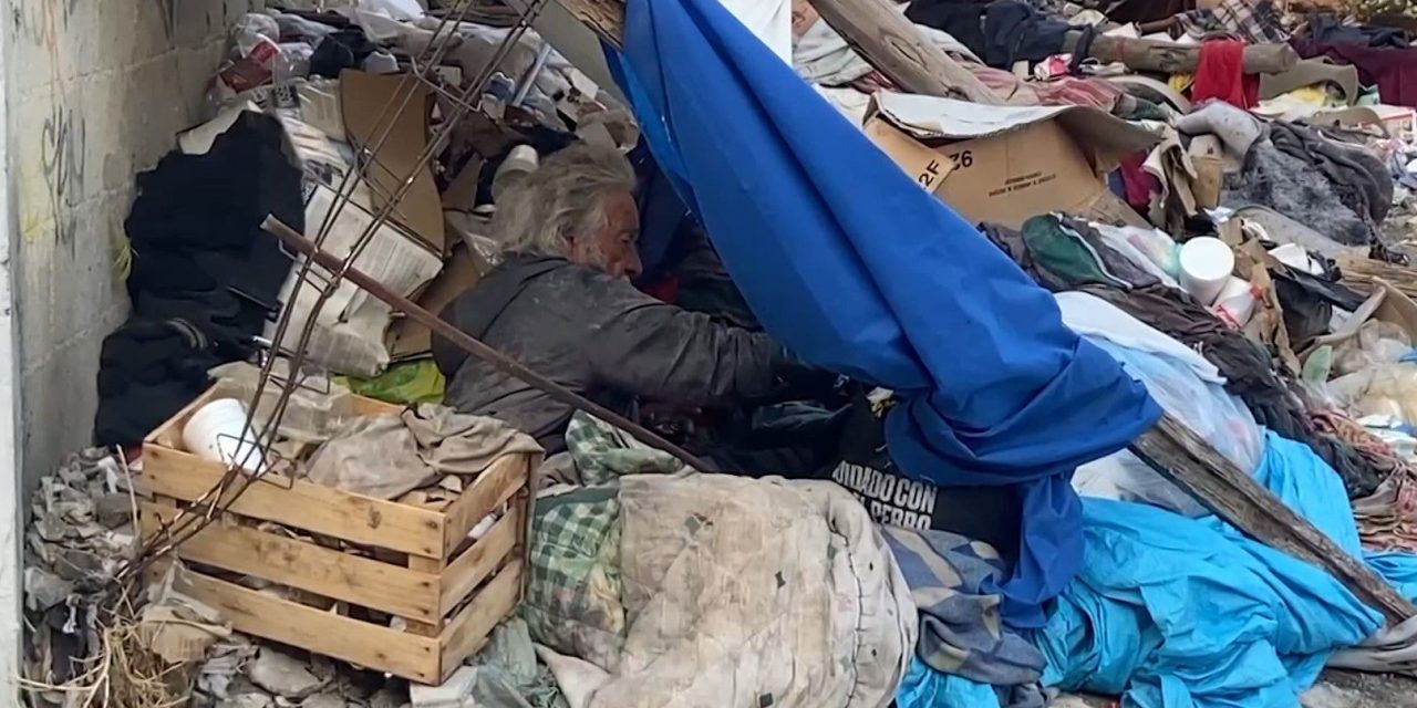 Lote baldío en el centro de Saltillo es un basurero
