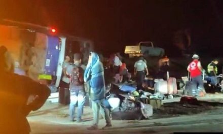 Camión que transportaba 21 persona a Matacanes en Nuevo León sufre volcadura y deja 19 lesionados