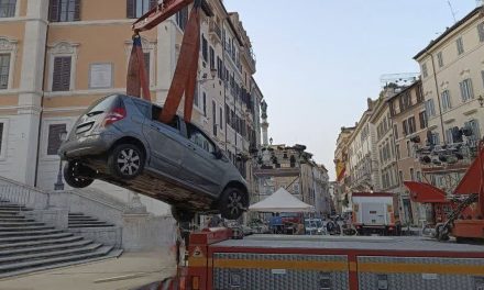 Hombre deja atascado su Mercedes en una icónica escalinata en Roma