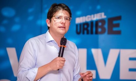 El precandidato presidencial de Colombia, Miguel Uribe, es operado de nuevo y sigue estable