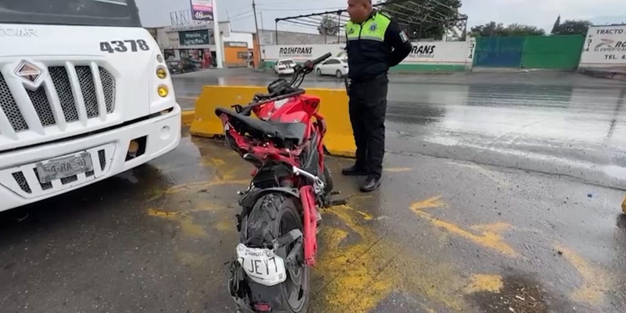 Motociclista de 18 años resulta gravemente herido tras chocar contra muro en Saltillo
