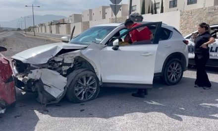 Mujer lesionada tras fuerte choque en el Fraccionamiento Privanzas del Campestre