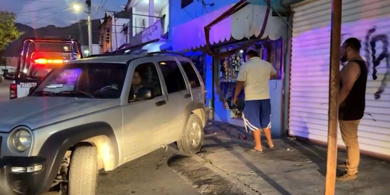 Mujer choca contra un negocio en la Guerrero