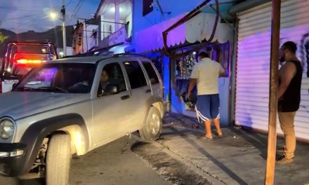 Mujer choca contra un negocio en la Guerrero