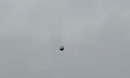 Aparición de esfera metálica en el cielo de Monterrey causa revuelo en redes