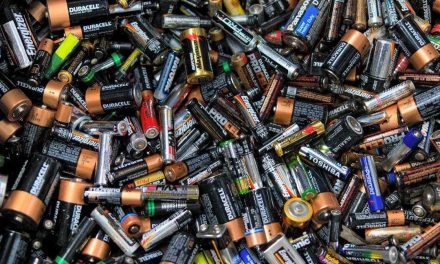 Desechar pilas a la basura común puede causar daños al agua y al suelo
