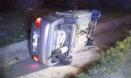 Saltillo: Joven salió a festejar en su carro y regresó a casa a pie y cojeando tras accidente