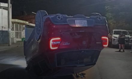 Conductora se distrae y termina con su camioneta volcada en la Bellavista