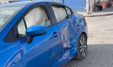 Se pasa el alto y le destruyen su vehículo en Saltillo