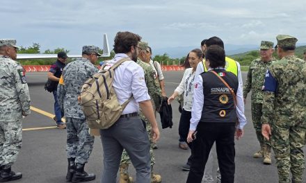 Sheinbaum evalúa daños por huracán ‘Erick’ en Oaxaca, sobrevuela en zona afectada
