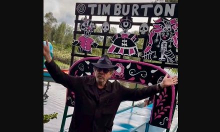 Tim Burton imparte clase magistral en cementerio icónico de México