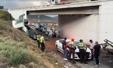 Tráiler cae de un puente en la carretera 57