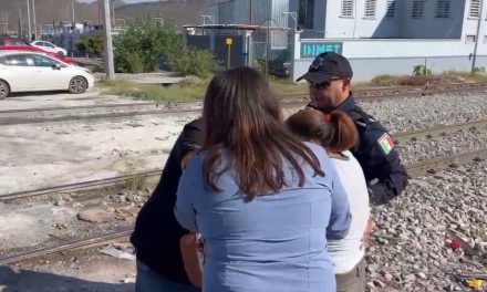 Hombre evita tragedia; rescata a una mujer en las vías del tren que tenía la intención de quitarse la vida en Saltillo