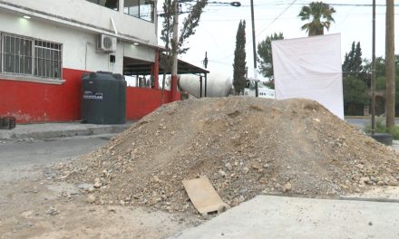 Un cerro de escombro invade la calle en la colonia Ciudadela de la Aurora