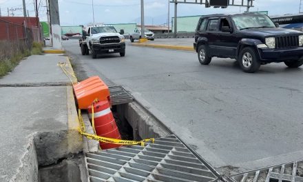 Un riesgo para conductores y peatones alcantarilla abierta en el periférico