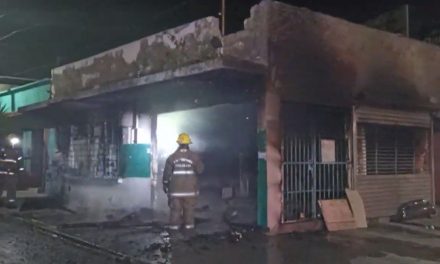 Incendian vagos domicilio abandonado en la colonia Provivienda