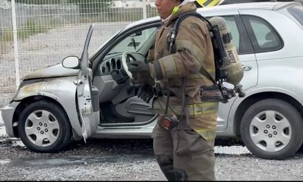 Vehículo se incendia en pleno bulevar, conductora logra salir a tiempo
