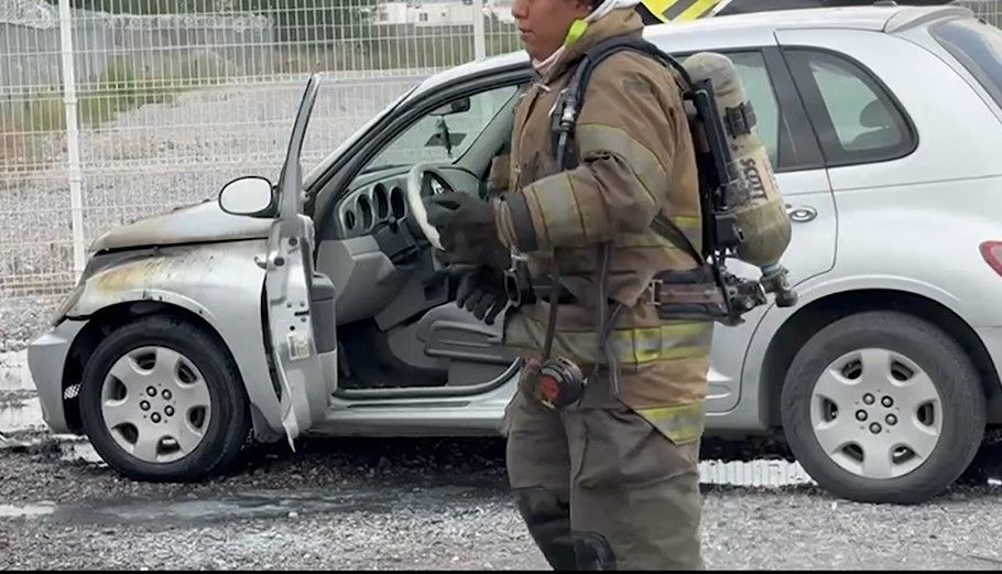 Vehículo se incendia en pleno bulevar, conductora logra salir a tiempo