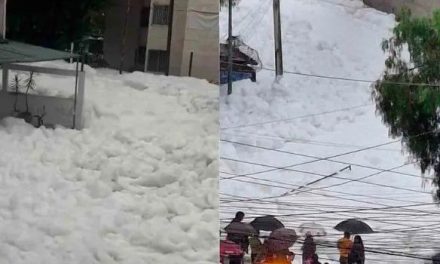 Se desborda río en Edomex y deja una misteriosa espuma blanca por las calles