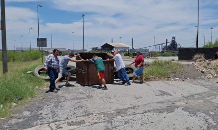 Extrabajadores de AHMSA bloquean el acceso principal de la empresa
