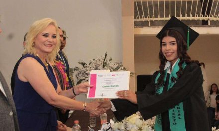 Amadrina Laura Jiménez a egresados del CECyTEC de Palaú