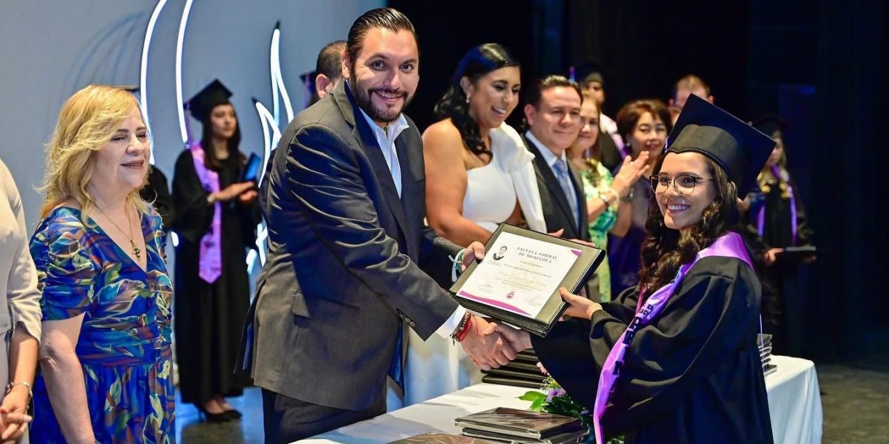 Carlos Villarreal reafirma su compromiso con la educación