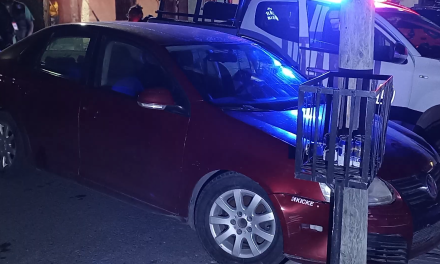 Ebrio choca contra poste y huye a su casa en la Bellavista