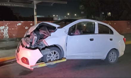 Por no respetar el semáforo, hombre choca y deja a un lesionado en el periférico