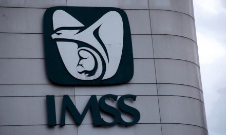 Amenaza líder sindical del IMSS a enfermera manifestante
