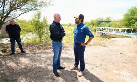 Román Cepeda supervisa la laguna de regulación de la  colonia Santiago Ramírez
